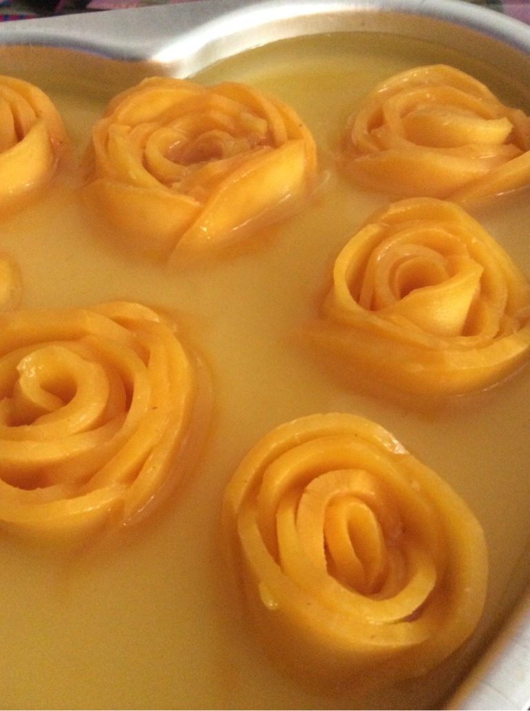 芒果芝士蛋糕（免烤）8寸,QQ糖隔水溶化，放凉，淋在蛋糕面上，放冰箱一个小时左右即可完成