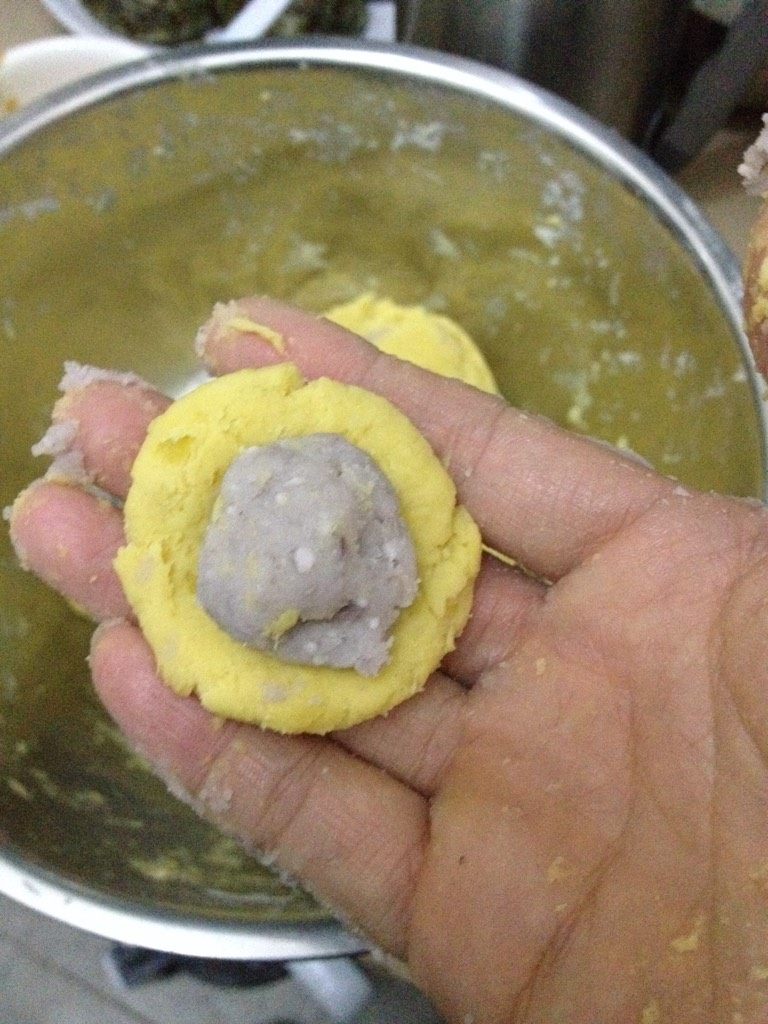 糖汁黄金芋圆-内有乾坤,取红薯面团搓圆按扁 再取一点芋泥包在中间 包好陀圆