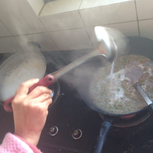 中式意面,豆角炒的时间要长点，之后将煮面条的水放入炒菜锅