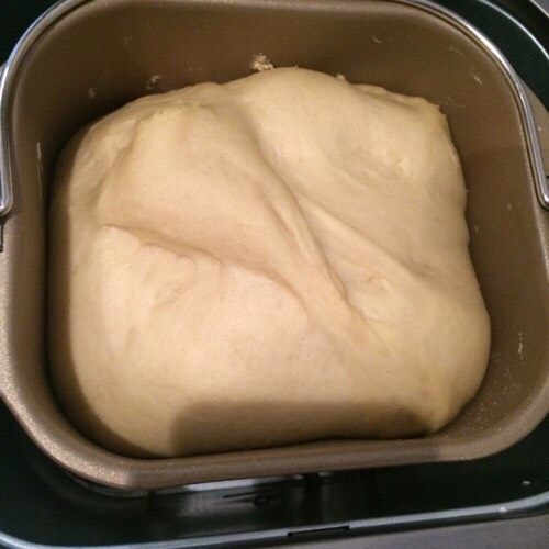 蜜豆面包,如图和面结束后启动面包机发酵程序1小时左右，面团发至2.5倍大；