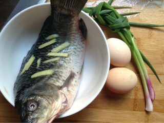 鲫鱼蒸蛋,如图准备材料，鲫鱼洗净用料酒，盐，姜涂在鱼身上腌30分钟