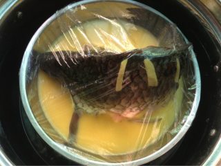 鲫鱼蒸蛋,如图盖上保鲜膜或盘子隔水大火蒸10分钟