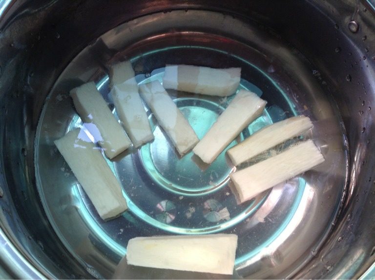 潮三食,如图锅里烧开水加盐放入淮山煮熟捞起