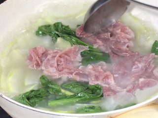 冬瓜瘦肉汤,加入瘦肉，搅散至沸腾