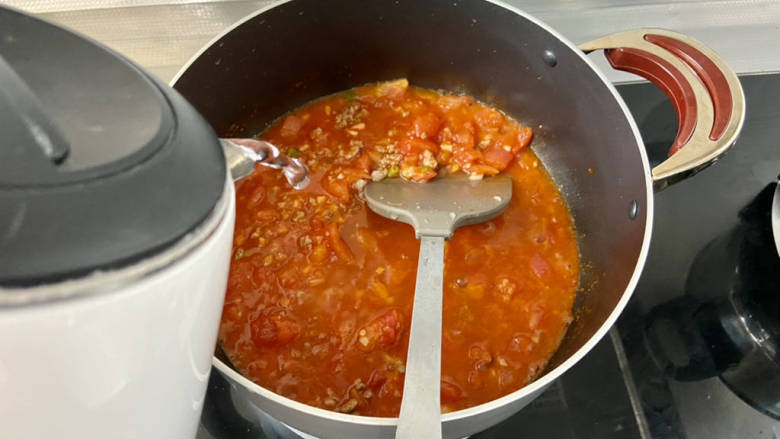 酸汤粉➕肉末酸汤米粉,加入约一升热水，煮开