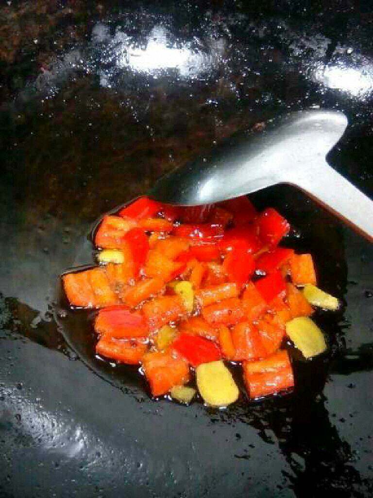 自创家常菜【豆腐烧木耳】,锅里炸豆腐还剩下的油把姜和辣椒放进去爆香。