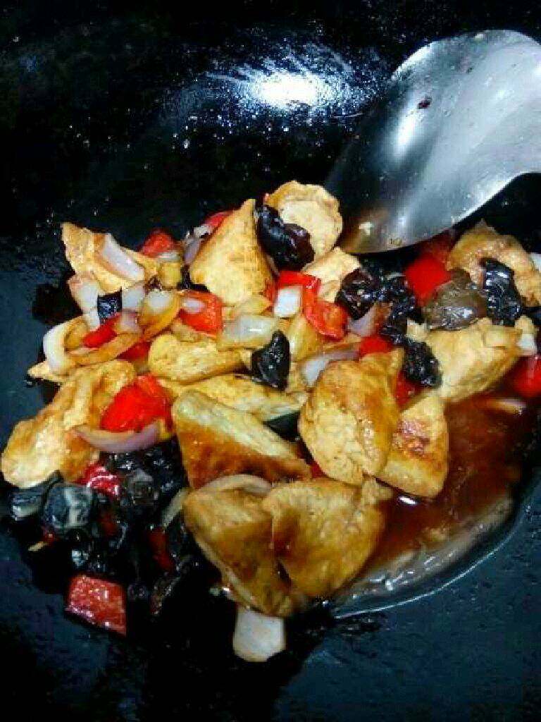 自创家常菜【豆腐烧木耳】,在加入调好的水淀粉勾芡就可以出锅了。