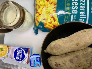 芝士烤红薯,食材合照：红薯一斤，淡奶油，黄油，白糖，芝士