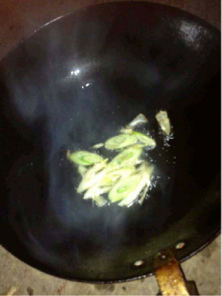 自制【肉丸子煮面条】,锅里放适量油把大葱放进去爆香。