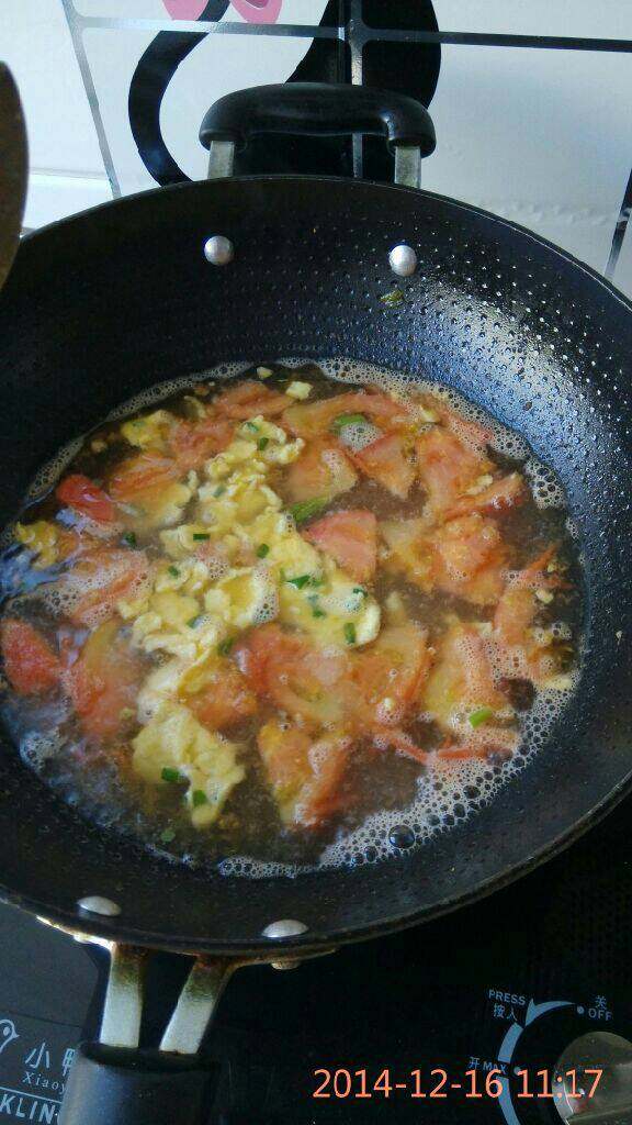 西红柿鸡蛋面,水开后加入鸡蛋，再加入盐调味