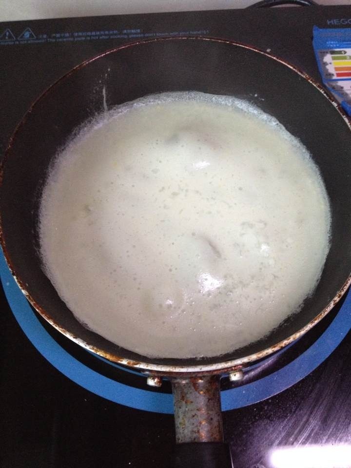 温州版番薯粉,如图，热锅，用肥肉摸匀，倒入一大勺和好的番薯粉。