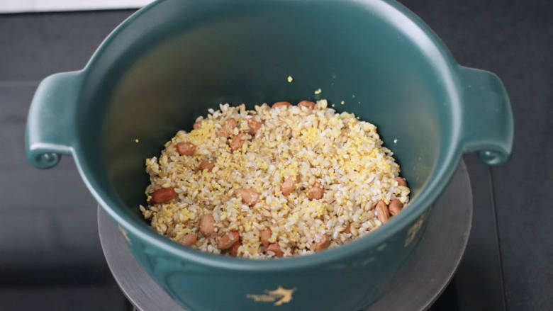 麦仁红枣粥,浸泡好的食材放入砂锅中。