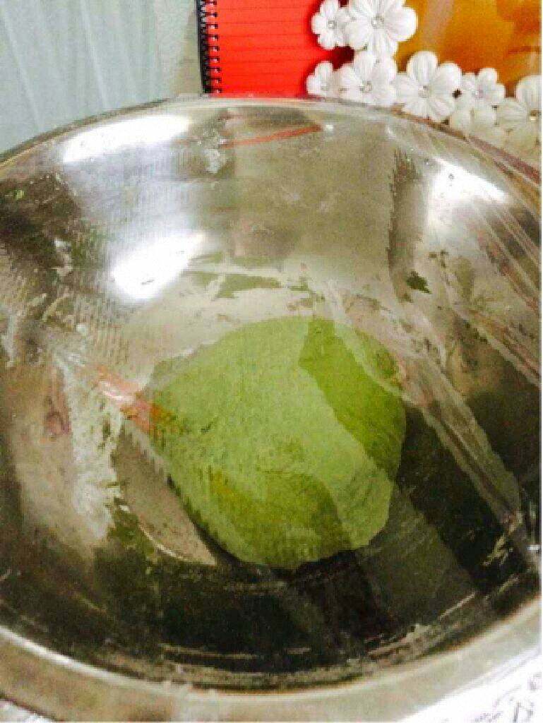翡翠白菜饺,大份的面粉加上菠菜汁揉成面团，用保鲜膜封起来放10分钟。