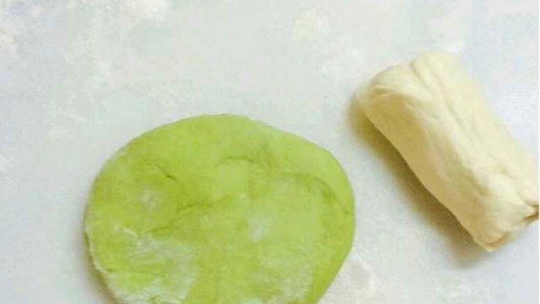 翡翠白菜饺,然后拿出来，白色面团揉成长形，菠菜面团擀成薄片。