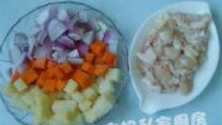 可爱饭团泡汤熊,胡萝卜、洋葱、土豆洗净切小丁备用。
