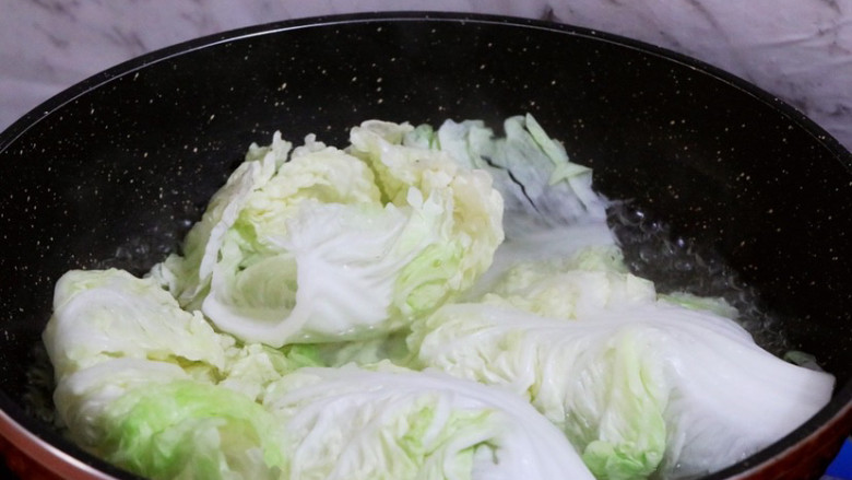 白菜卷肉,锅中烧开水，放入白菜煮至变软，夹起白菜杆会弯曲即可