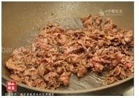 芥蓝牛肉,如图转大火，下牛肉，快速滑炒至牛肉断生。