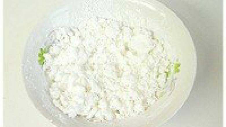 水晶白菜蒸饺,将澄面和玉米淀粉放入大碗中，加入开水搅拌均匀