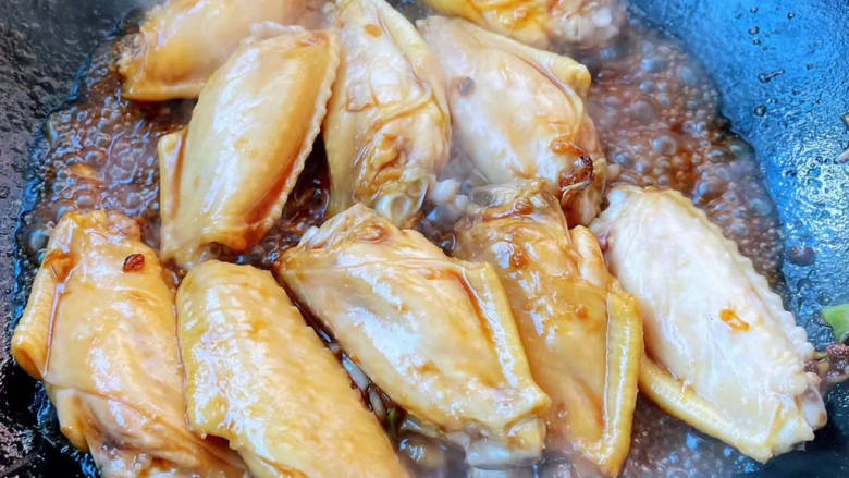 山药焖鸡,放入鸡翅大火快速翻炒使鸡翅均匀的裹上料汁