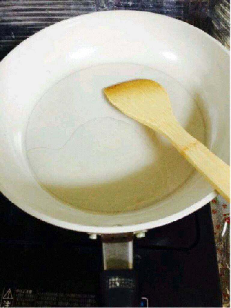 自制简单版【咖喱饭】,锅里放适量油。