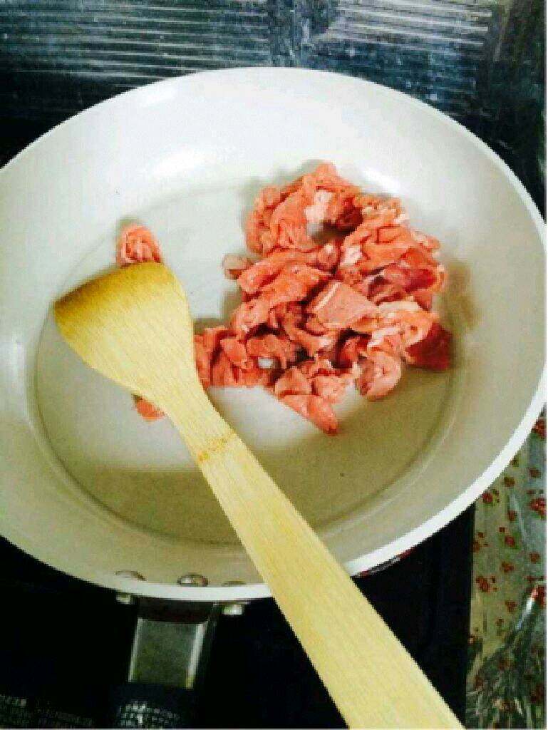 自制简单版【咖喱饭】,在把肉放进去翻炒。