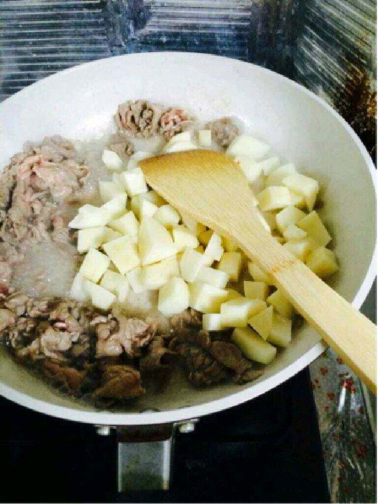 自制简单版【咖喱饭】,在放进土豆。