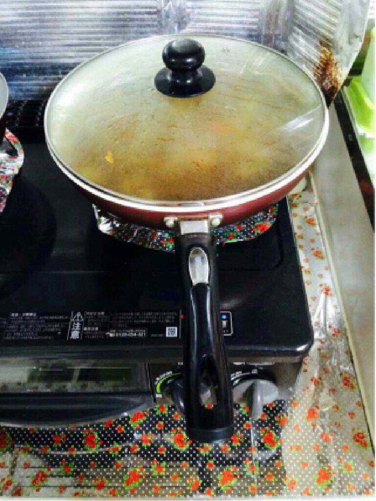 自制简单版【咖喱饭】,盖上盖子闷煮10分钟。