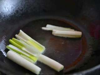 葱烧木耳,    热锅，倒入适量油，放入切好的葱段翻炒。
