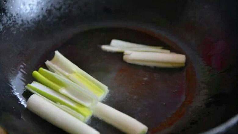 葱烧木耳,    热锅，倒入适量油，放入切好的葱段翻炒。
