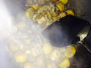 板栗烧鸡,大火煮开加入适量冰糖转中小火焖煮20来分钟，撒入适量食盐大火收汁撒葱花即可