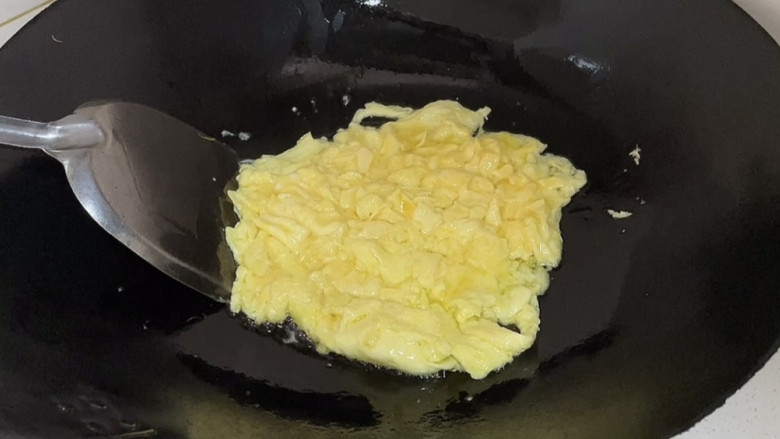 包菜粉丝炒鸡蛋,煎制鸡蛋凝固即熟透