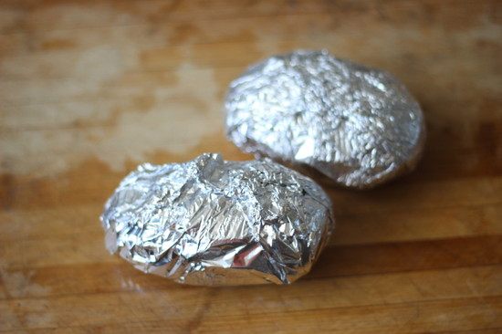 新奥尔良风琴烤土豆,包上锡纸，放入烤箱中，以220度烤30分钟，烤到土豆变软就可以了