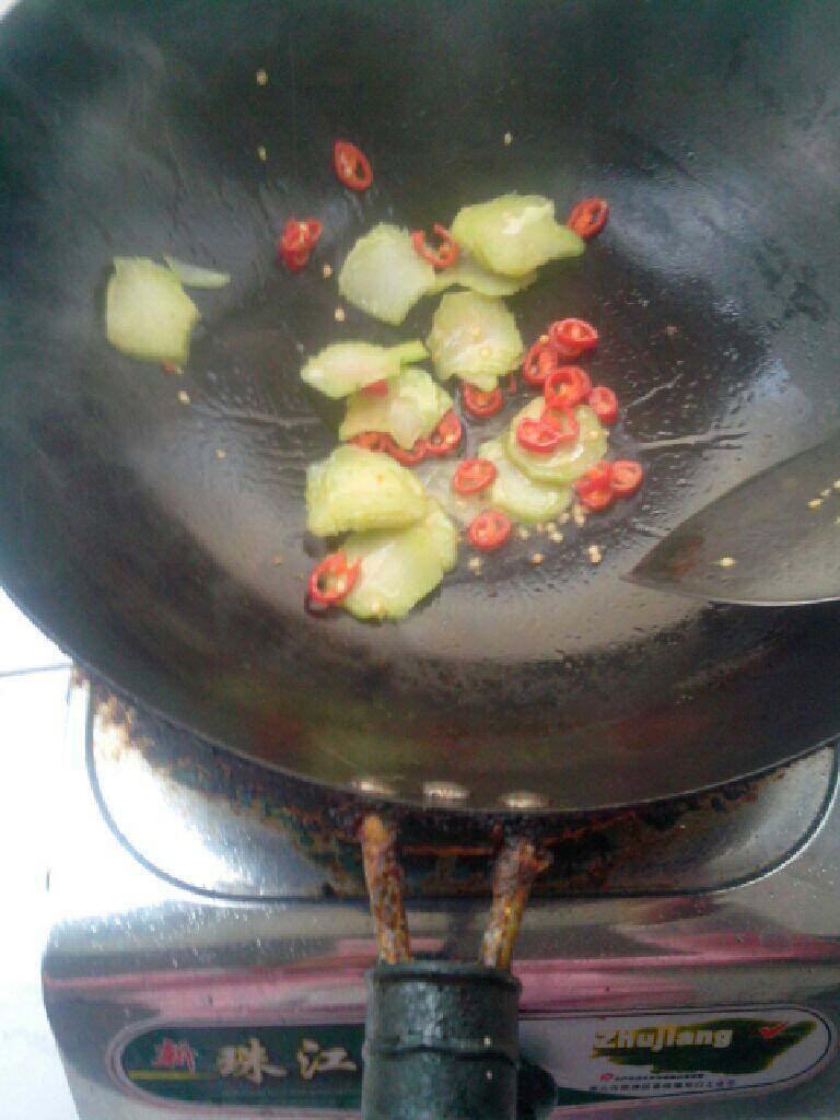 小树开花,锅里热油下红椒跟西兰花的更翻炒