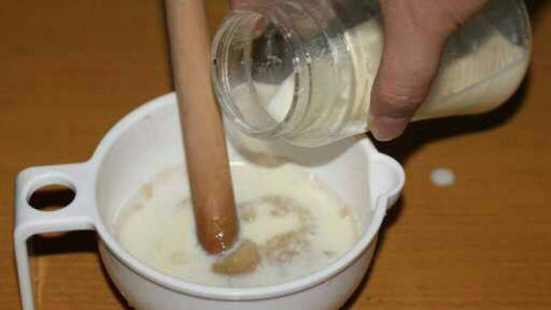 香蕉牛奶米糊【宝宝铺食妈妈做】,加入牛奶搅拌均匀