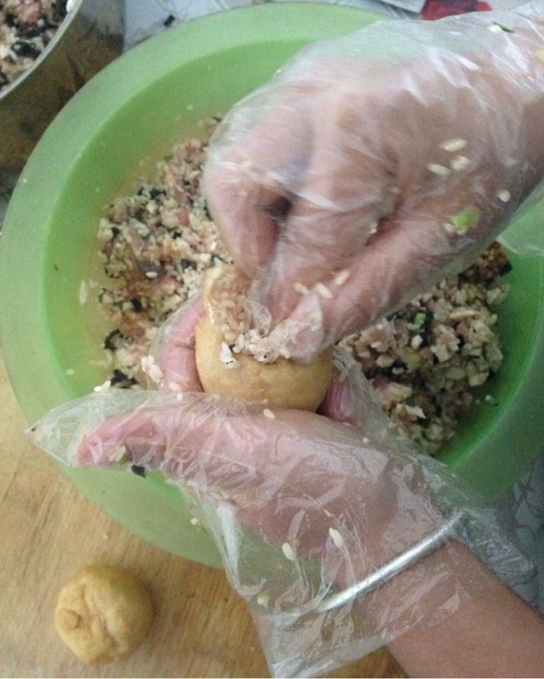 广西酿豆腐（酿豆腐泡）,把调好的陷塞进豆腐里，要用力压着塞