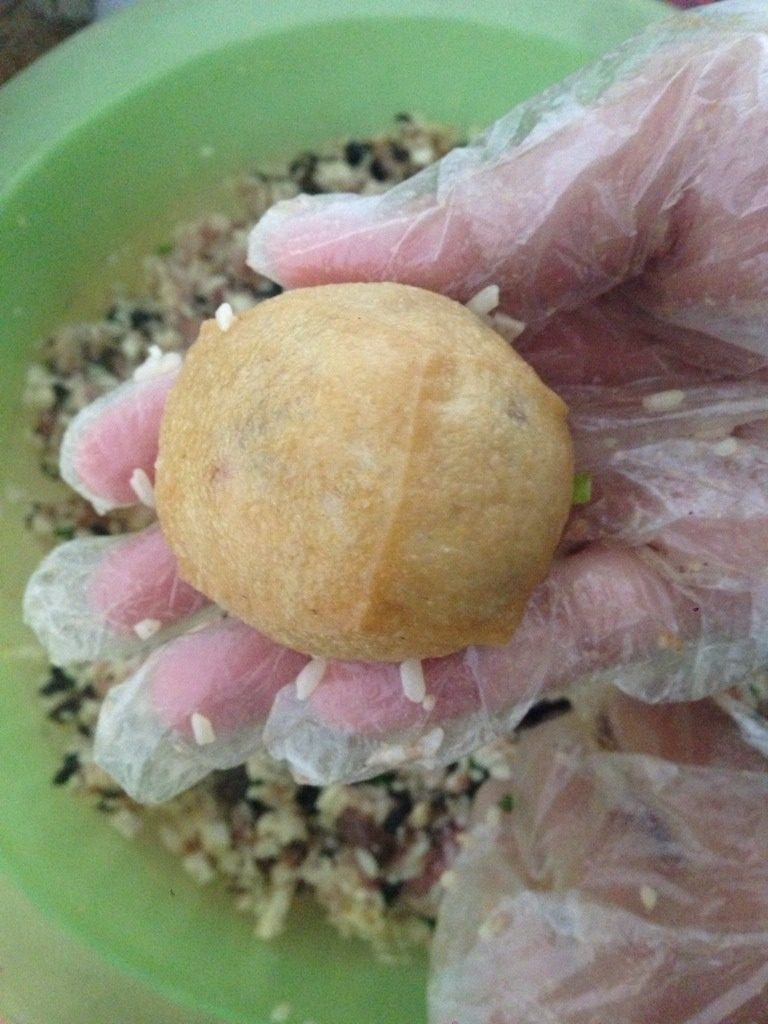 广西酿豆腐（酿豆腐泡）,要是塞太少，煮好感觉壳跟陷是分开的，就没那么好吃
