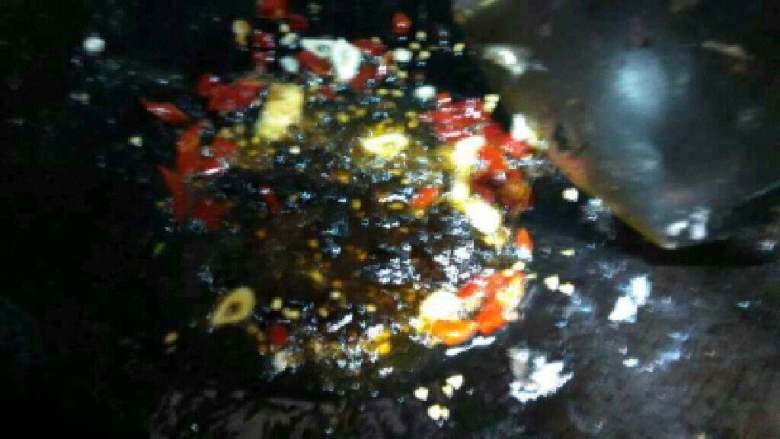自制【香辣鲫鱼火锅】,在放进豆瓣酱和红辣椒一起翻炒。