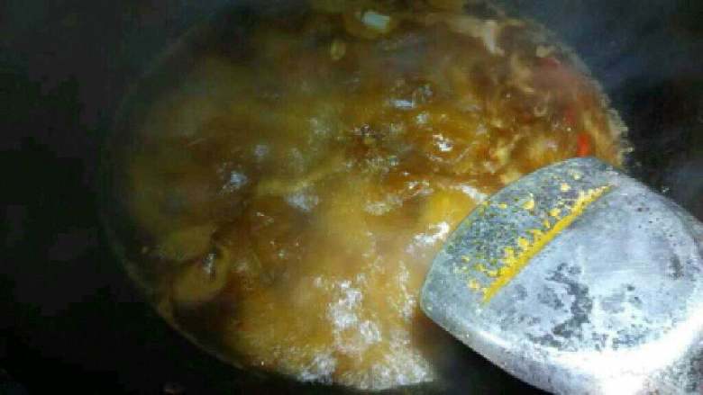 自制【香辣鲫鱼火锅】,在加适量水烧开，放适量盐。