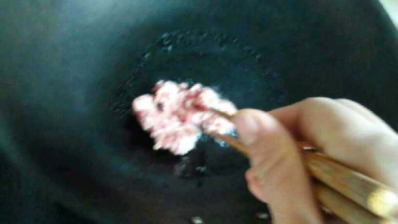 自创【青豆酸菜炒肉末】,锅里放适量油把腌制好的肉末放进去炒。
