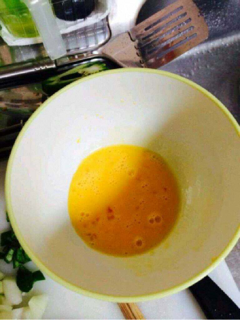 自创【芝士饭】,鸡蛋打在碗里加适量盐搅拌均匀。