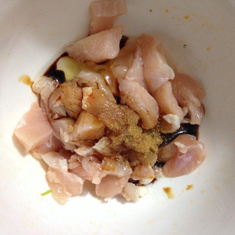 菌菇滑炒鸡肉片,如图鸡肉放入蛋清，生抽，操作