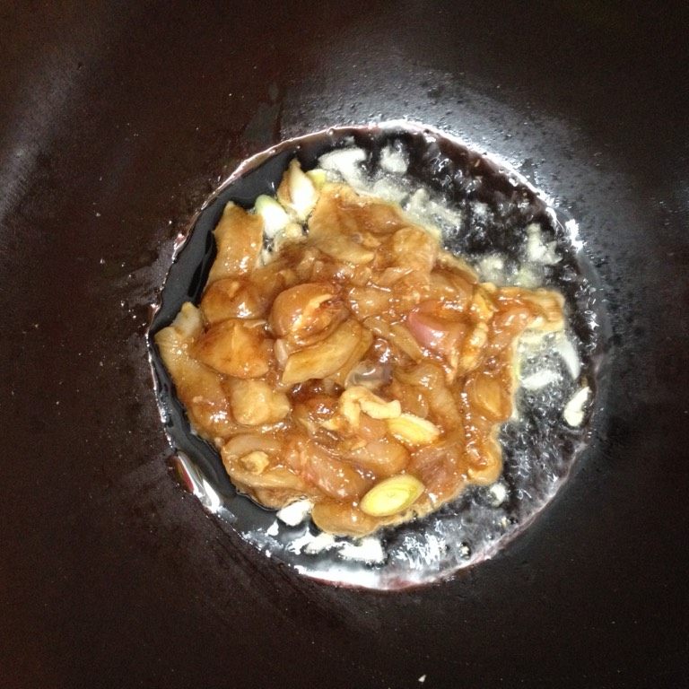 菌菇滑炒鸡肉片,如图起油放入鸡肉炒炒