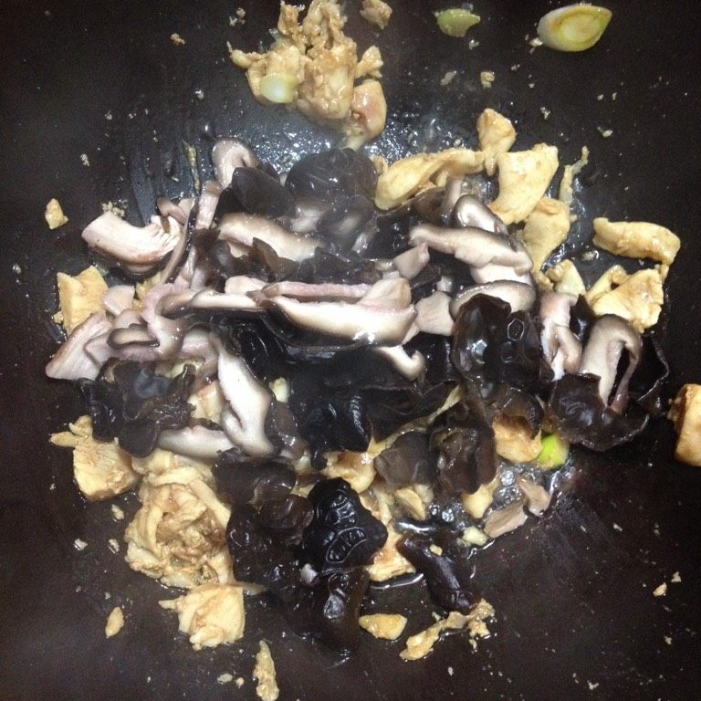 菌菇滑炒鸡肉片,如图加入木耳，香菇炒熟即可