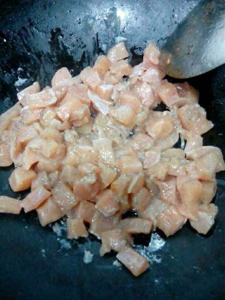 家庭版【宫保鸡丁】,锅里放适量油把腌制好的鸡肉放进去翻炒。