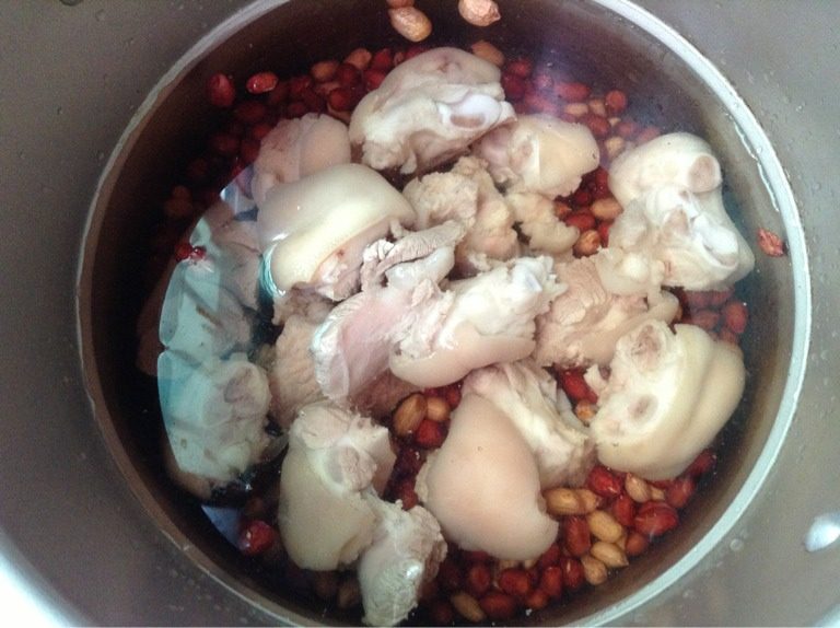 猪脚炖花生汤,如图将花生粒过水洗净，高压锅里加水放入花生粒和猪脚一起煮30分钟