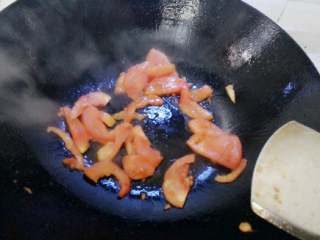 番茄冬瓜丸子汤,冬瓜去皮切成片状，番茄去皮切片。
锅里放适量油，烧热后倒入番茄和姜末炒香。