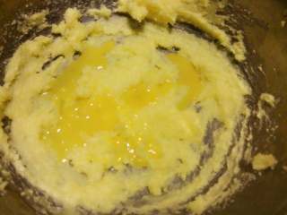 蔓越梅饼干,黄油软化后，加入砂糖或糖粉，搅拌均匀，加入鸡蛋液，均匀搅拌。