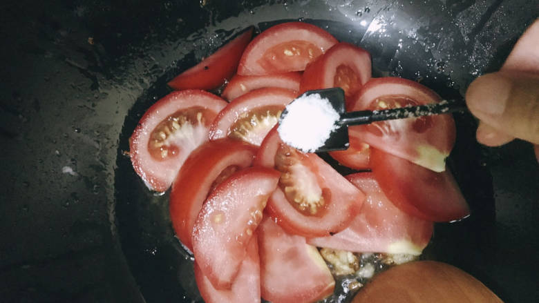 西红柿炒土豆丝,起油锅，下西红柿翻炒，加一勺盐炒至出汁