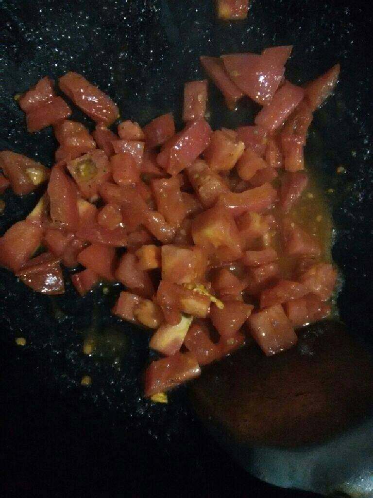 番茄炒蛋,再次加入菜油八成热放入西红柿丁