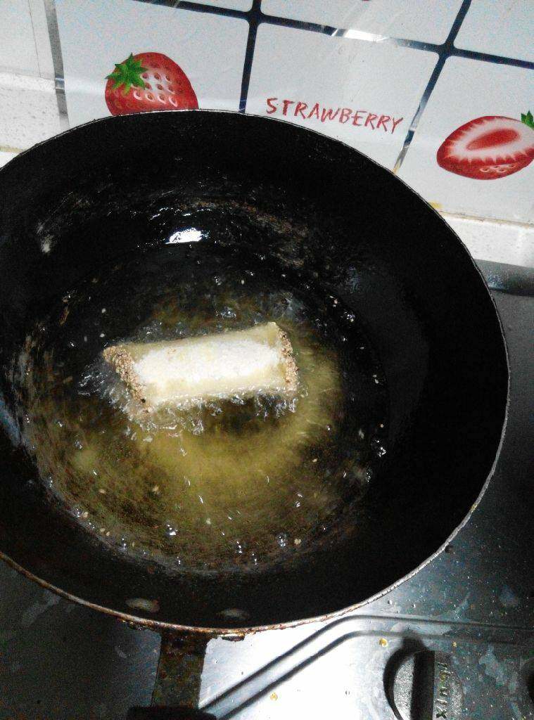 香芋土司卷,起锅，倒入食用油，油温八成热，下入土司卷，炸至金黄起锅！